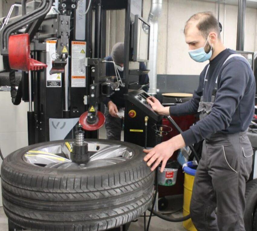Hunter-Revolution-makes-backbreaking-work-easier-Automated-tire-mounting-prevents-damage